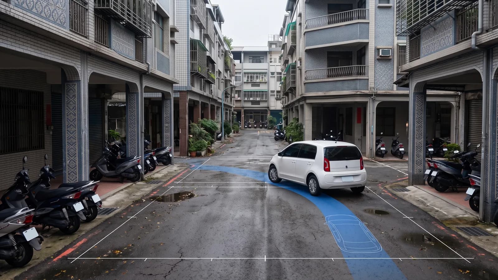 白色小客車在兩側停滿機車的私設通路內迴轉，路面上有藍色的轉向軌跡帶