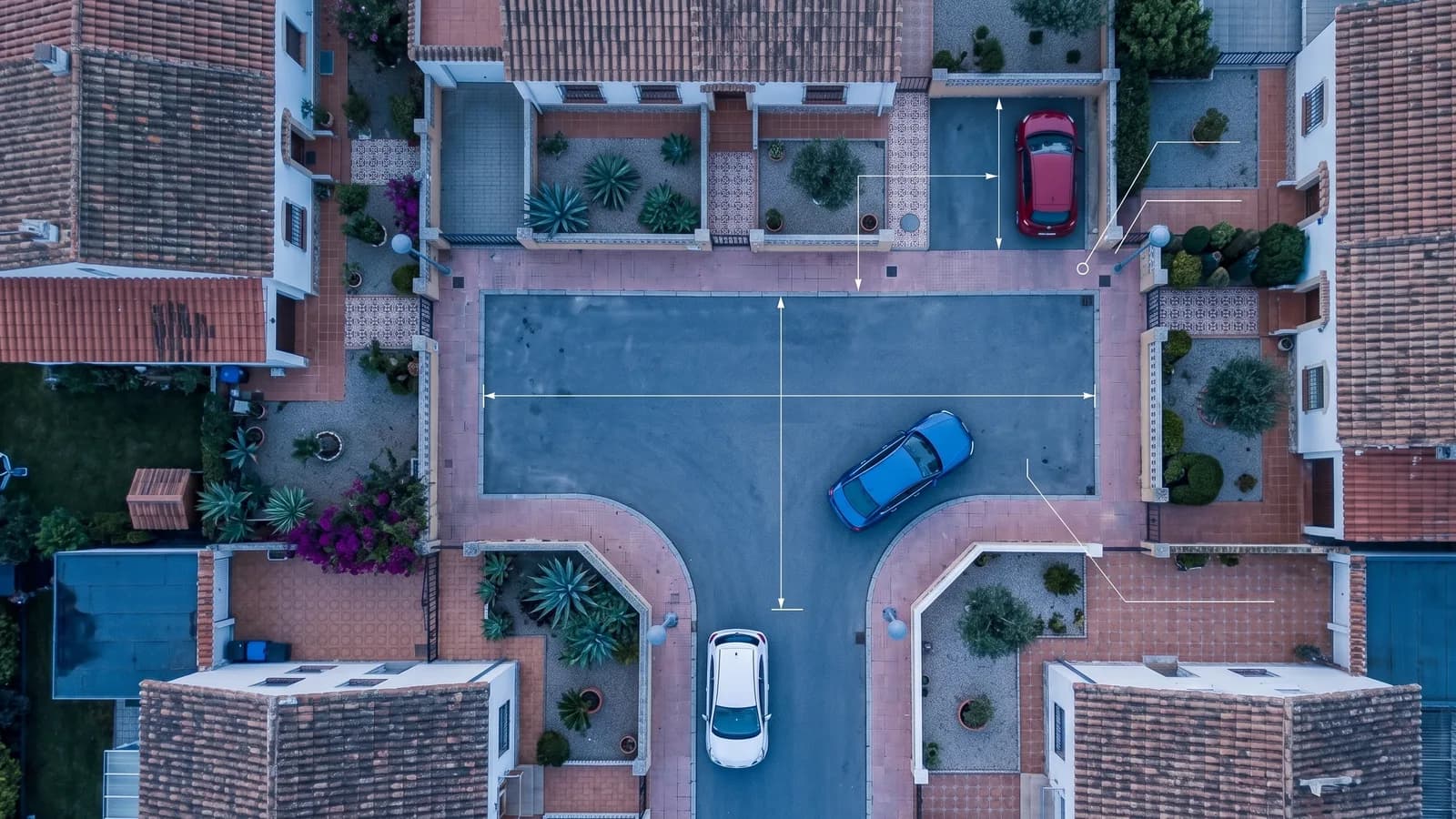 Intersección en T en un barrio residencial que ilustra la geometría de giro de una calle sin salida