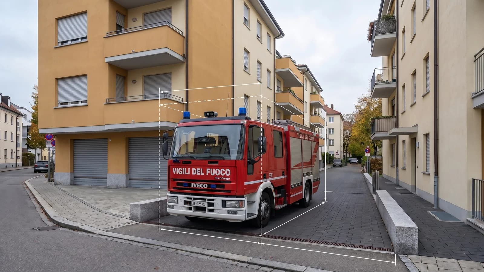 Un mezzo di soccorso antincendio che affronta una curva stretta in un accesso fra due edifici