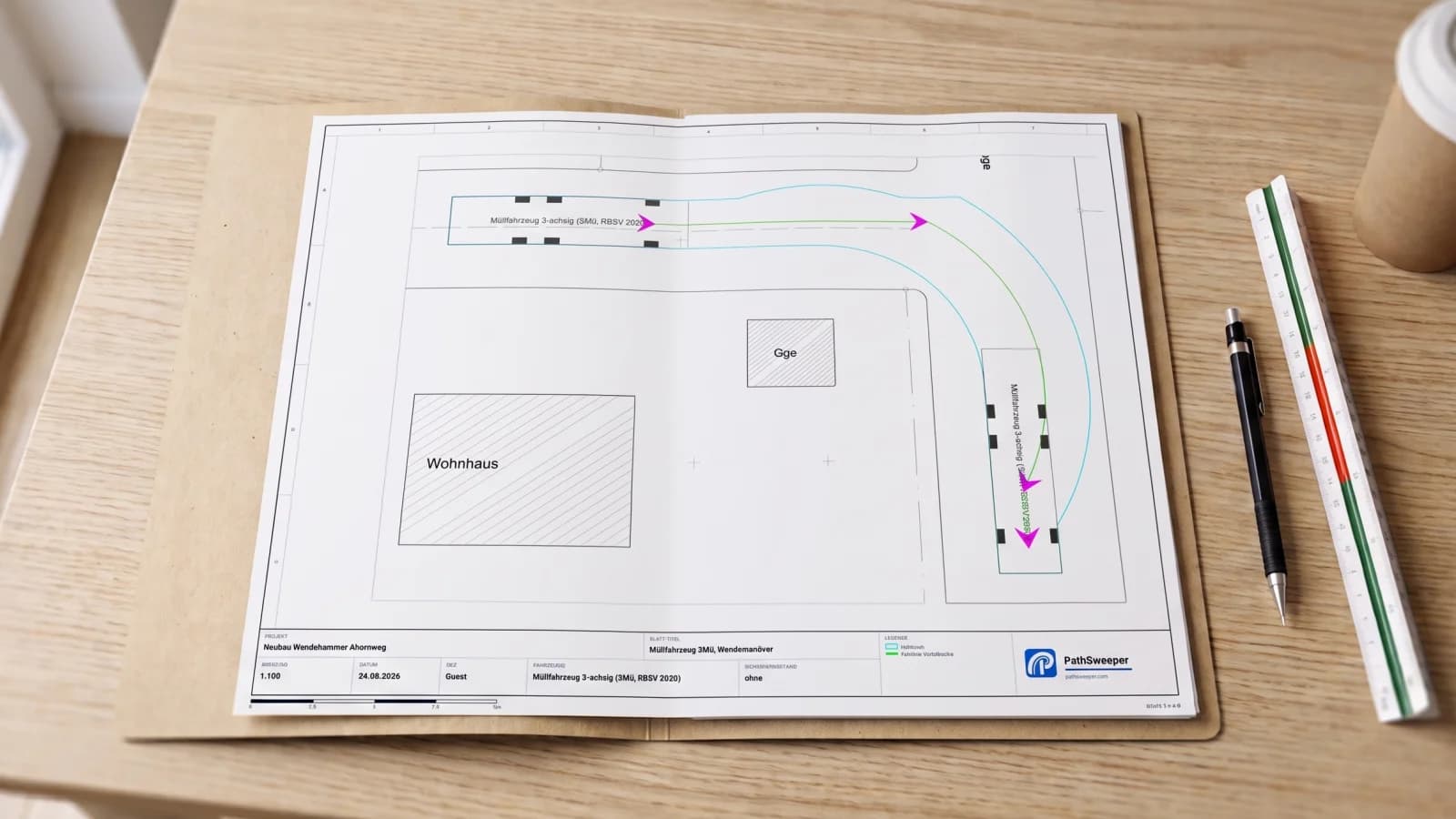 Ausgedruckter Schleppkurvennachweis als A3-Prüfplan auf einem Schreibtisch: Wendemanöver eines 3-achsigen Müllfahrzeugs im Wendehammer mit Hüllkurve, Plankopf und Legende